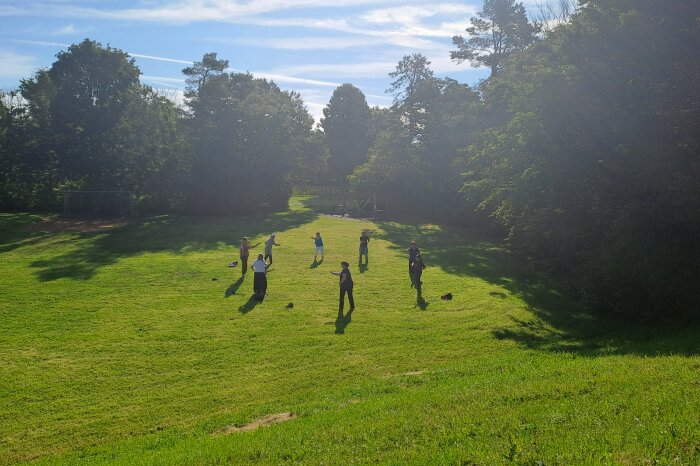 Auf der Pfettenwiese der Stadt Landsberg am Lech machen Menschen Yoga.
