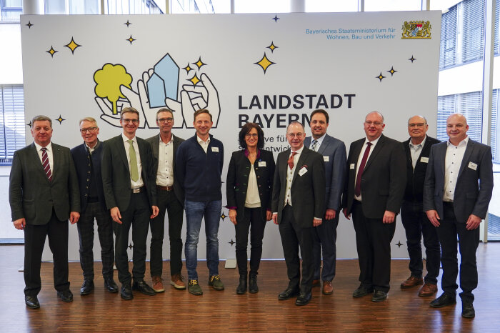 Bürgermeister und Staatsminister Christian Berneriter vor der Pressewand LANDSTADT BAYERN.