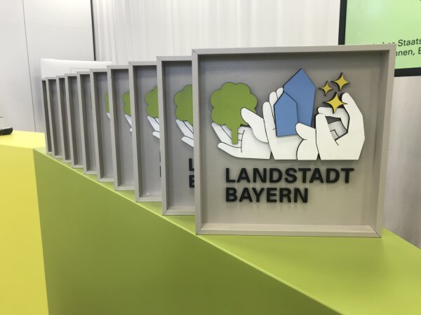 Merchandise-Tafeln des LandStadt BAYERN Projekts