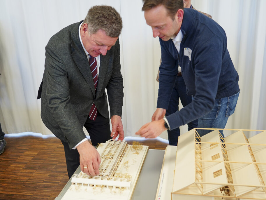 Staatsminister Christian Bernreiter und Erster Bürgermeister Robert Bosch am Modell des Marktes Mainleus.