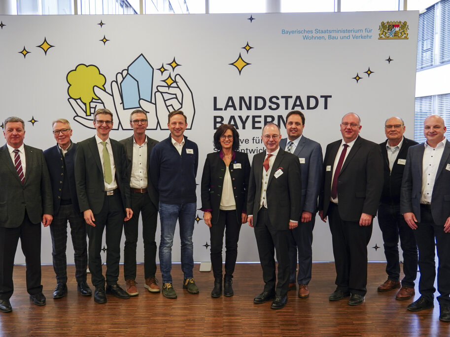 Bürgermeister und Staatsminister Christian Berneriter vor der Pressewand LANDSTADT BAYERN.