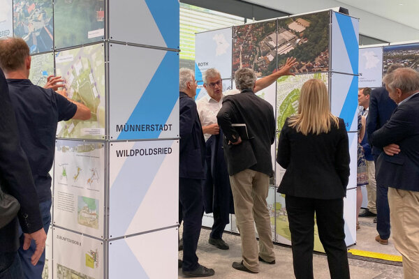 Gesprächssituation am Messestand, den das Projekt LandStadt BAYERN veranteortet